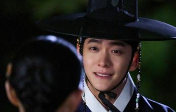 Струящаяся над рекой луна