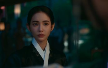 Струящаяся над рекой луна