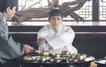 Струящаяся над рекой луна