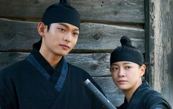 Струящаяся над рекой луна